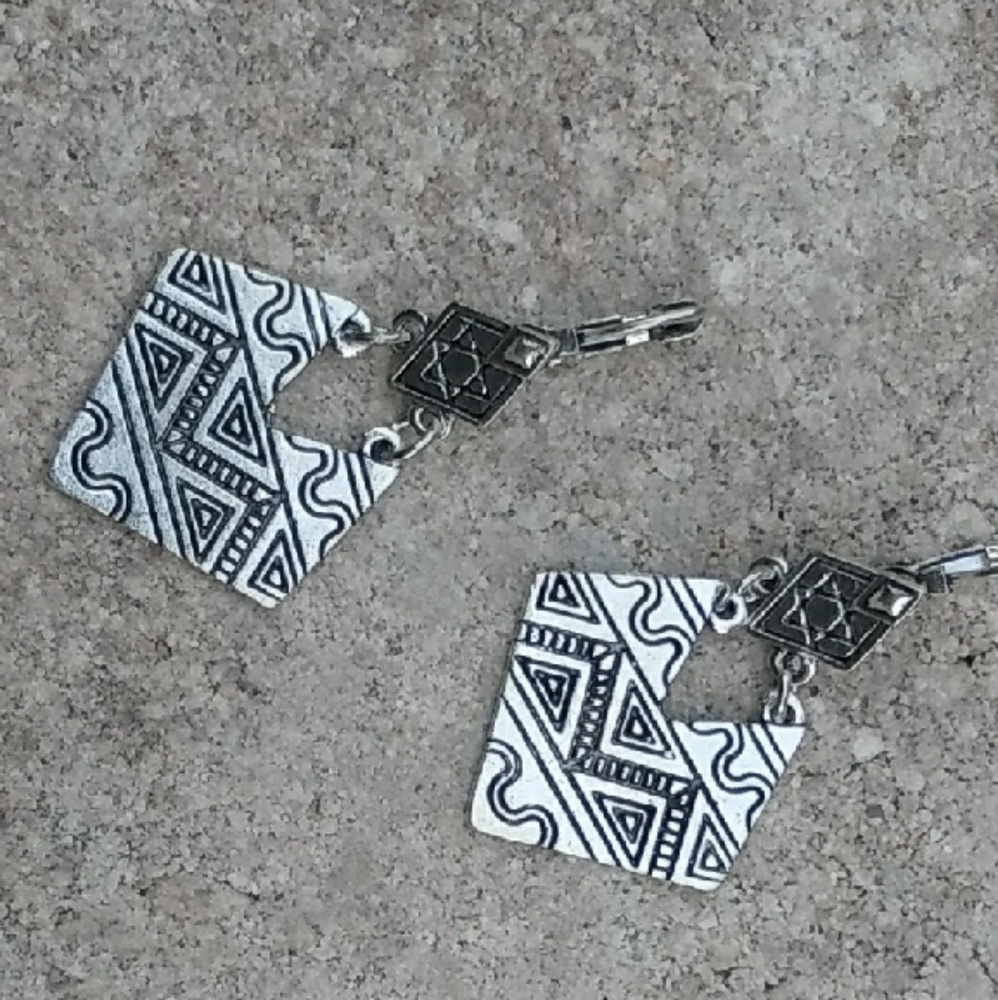 NWT geometrical diamond shaped earrings